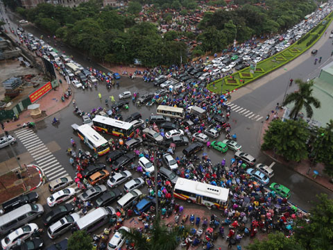 Hàng ngàn người đổ ra đường đi làm lúc 8 giờ sáng sau cơn mưa lớn buổi sáng khiến cho suốt dọc đường vành đai 3 đến đoạn ngã tư Nguyễn Trãi, Thanh Xuân ùn ứ, tắc nghẽn nhiều giờ. Ảnh Thanh Niên Online