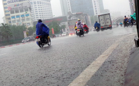 Gần 12 giờ trưa ngày 1/8, mưa lớn bắt đầu đổ xuống Hà Nội và nhiều tỉnh, thành miền Bắc. Ảnh Dân Trí