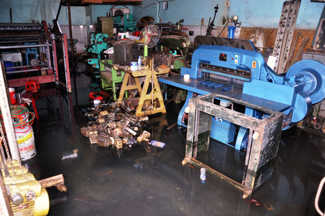Nhiều nhà xưởng với các thiết bị, máy móc bị nước tràn vào gây hư hỏng. Ảnh Dân Việt