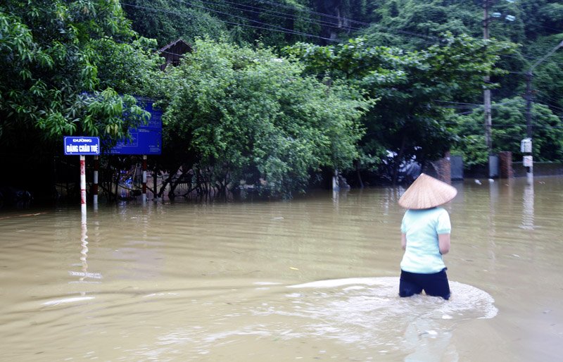Một người dân sinh sống tại phường Quang Hanh, TP Cẩm Phả, Quảng Ninh cho hay: 'Chưa bao giờ thấy trận mưa nào khủng khiếp như thế. Nhà tôi cũng bị ngập hết, giao thông đi lại hoàn toàn bị nước bao phủ'. Ảnh Vietnamnet