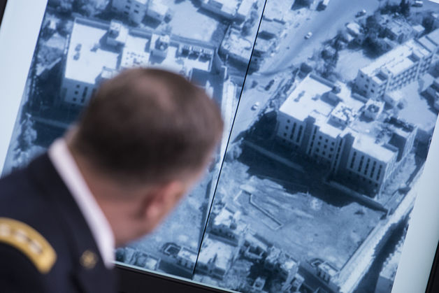 Trung tướng William Mayville, cho thấy hình ảnh trước và sau khi ông nói về các cuộc không kích ở Syria trong một cuộc họp tại Lầu Năm Góc ở Washington, DC, vào ngày 23/9/2014