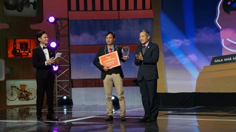 Ông Trần Văn Tùng - Thứ trưởng Bộ khoa học và công nghệ trao giải cho tác giả đạt giải