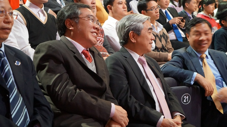 Bộ trưởng Bộ khoa học công nghệ Nguyễn Quân (người ngồi giữa) vui mừng khi chứng kiến thành quả lao động, sáng tạo của các nhà sáng chế trẻ được vinh danh.