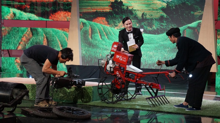 Anh chàng dân tộc Dao đang 'biểu diễn' những tính năng vượt trội của chiếc máy cày trên ruộng bậc thang. Đây là sản phẩm của anh Bùi Sỹ Tới (xã Nậm Búng, Văn Chấn, Yên Bái). Sáng chế này lọt vào top 5 sản phẩm trong buổi Gala Nhà sáng chế 2014.