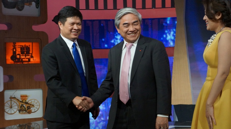 Bộ trưởng Nguyễn Quân chúc mừng các thành viên trong hội đồng giám khảo