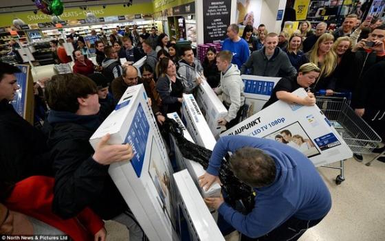 Nhiều người thậm chí còn cho rằng những khách hàng như những còn thiêu thân lao vào các siêu thị để giành bằng được những món hàng giảm giá nhân ngày Black Friday.