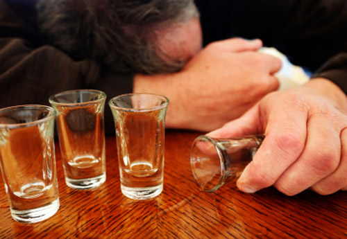 Uống rượu trước 15 tuổi, nguy cơ nghiện rượu cao gấp 4 lần
