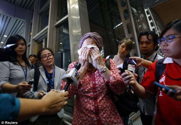 Một người phụ nữ bật khóc ở sân bay Kuala Lumpur.