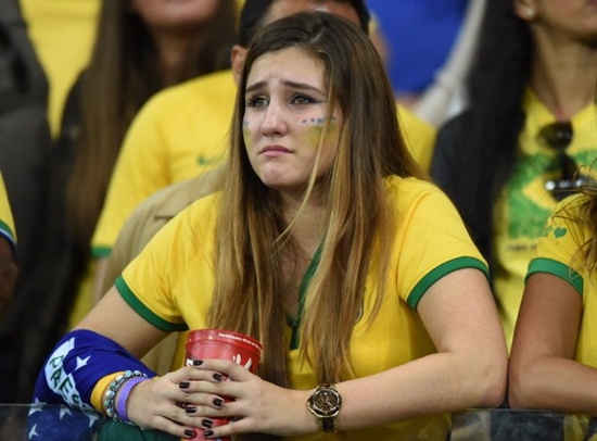CĐV của Brazil rơi lệ khi chứng kiến đội nhà thua bạc nhược trước cỗ xe tăng Đức.