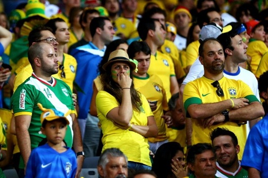 Phần lớn người hâm mộ có mặt trên sân Estadio Mineirao rơi lệ khi đội nhà thua trận.