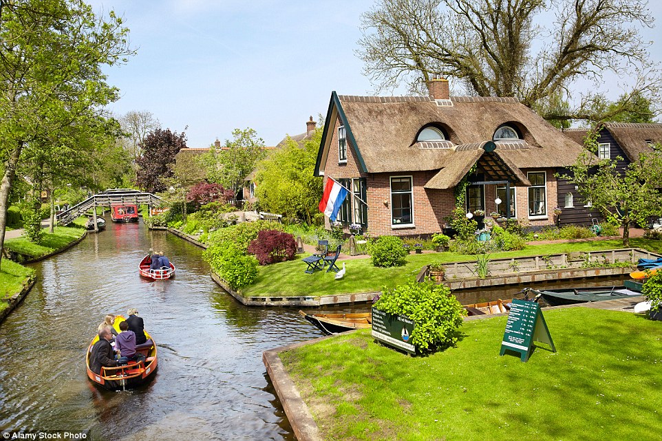 Ngôi làng Giethoorn cổ kính, bình dị nằm tại tỉnh Overijssel của Hà Lan giống như trong truyện cổ tích.