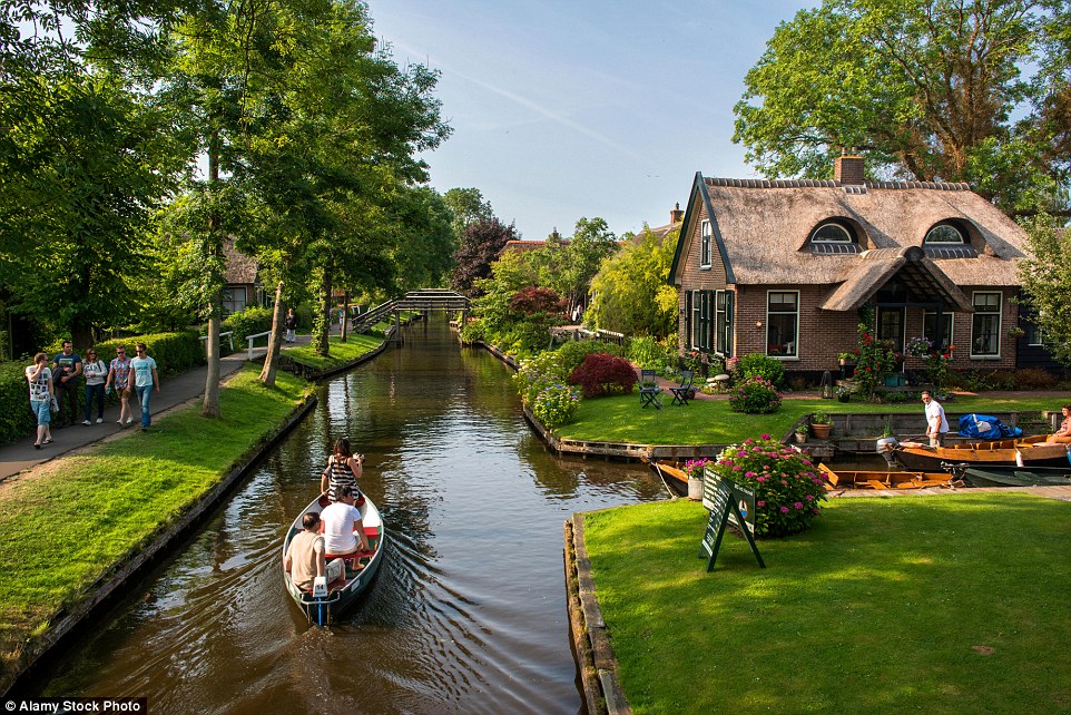 Ngôi làng Giethoorn không có bất kỳ con đường nào, nơi này cách thủ đô Amsterdam 148 km, khoảng 1 giờ 45 phút chạy xe.