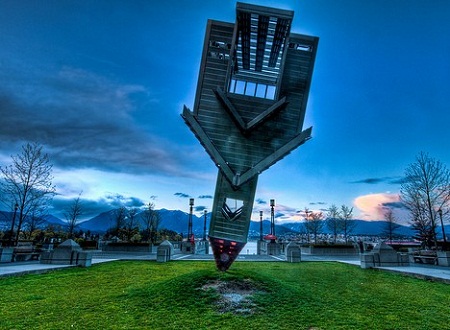 Một ngôi nhà ở thành phố Calgary, Canada. Chắc hẳn nhiều người sẽ nghĩ rằng ngôi nhà lộn ngược như thế này chỉ có trong những bộ phim viễn tưởng Một ngôi nhà ở thành phố Calgary, Canada. Chắc hẳn nhiều người sẽ nghĩ rằng ngôi nhà lộn ngược như thế này chỉ có trong những bộ phim viễn tưởng