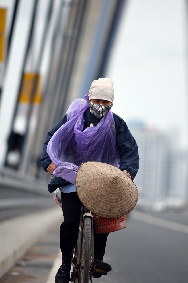 Người phụ nữ trở về nhà sau buổi chợ. Ảnh Zing Người phụ nữ trở về nhà sau buổi chợ. Ảnh Zing