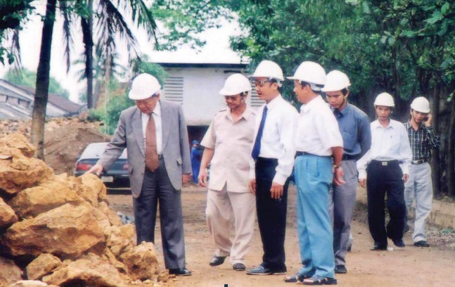 Năm 1997 ông giữ chức vụ Phó thủ tướng Chính phủ đến năm 2002.