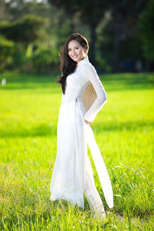 Hoa hậu thế giới người Việt 2010 Diễm Hương là gương mặt tiêu biểu nhất năm qua, hình ảnh của cô trên trường đấu quốc tế được ghi nhận với vẻ đẹp thuần Việt.