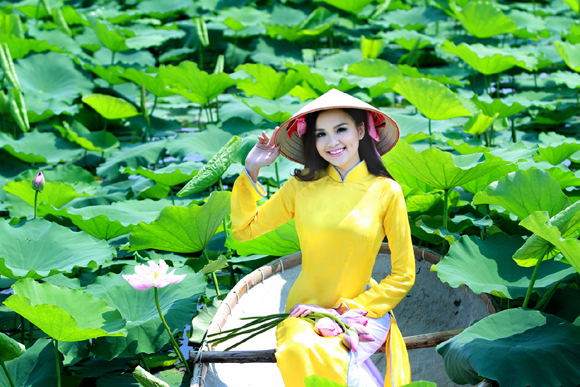 Hoa hậu Diễm Hương cũng được cho là người mặc áo dài đẹp nhất làng giải trí Việt Nam