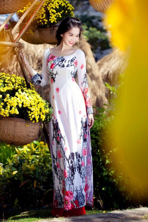 Nữ hoàng nội y Ngọc Trinh nhiều tai tiếng nhưng được mệnh danh là một trong số 10 người mẫu, diễn viên mặc áo dài đẹp nhất showbiz Việt