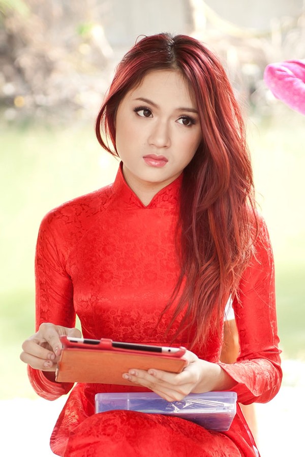 Hương Giang trở nên nổi tiếng sau khi tham gia cuộc thi Việt Nam Idol - Thần tượng Âm nhạc Việt Nam