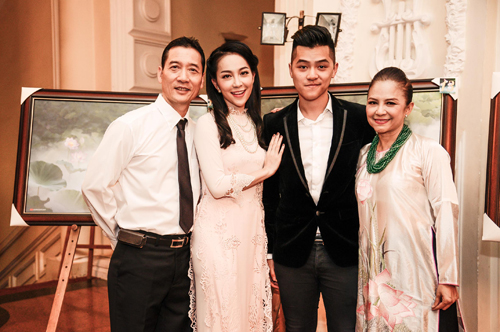 Linh Nga cùng gia đình mình gồm Bố mẹ và em trai
