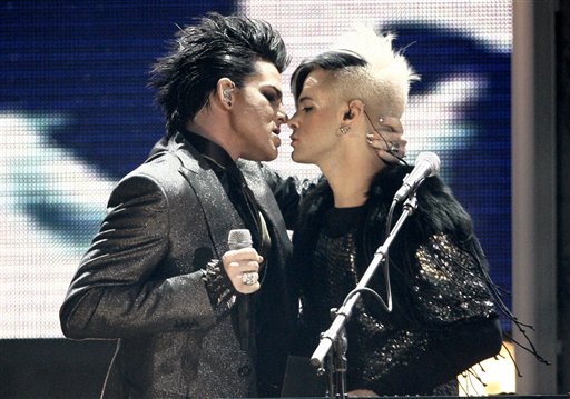 ũng giống như Ricky Martin, Adam Lambert là một ca sĩ đồng tính vô cùng tài năng và nổi tiếng