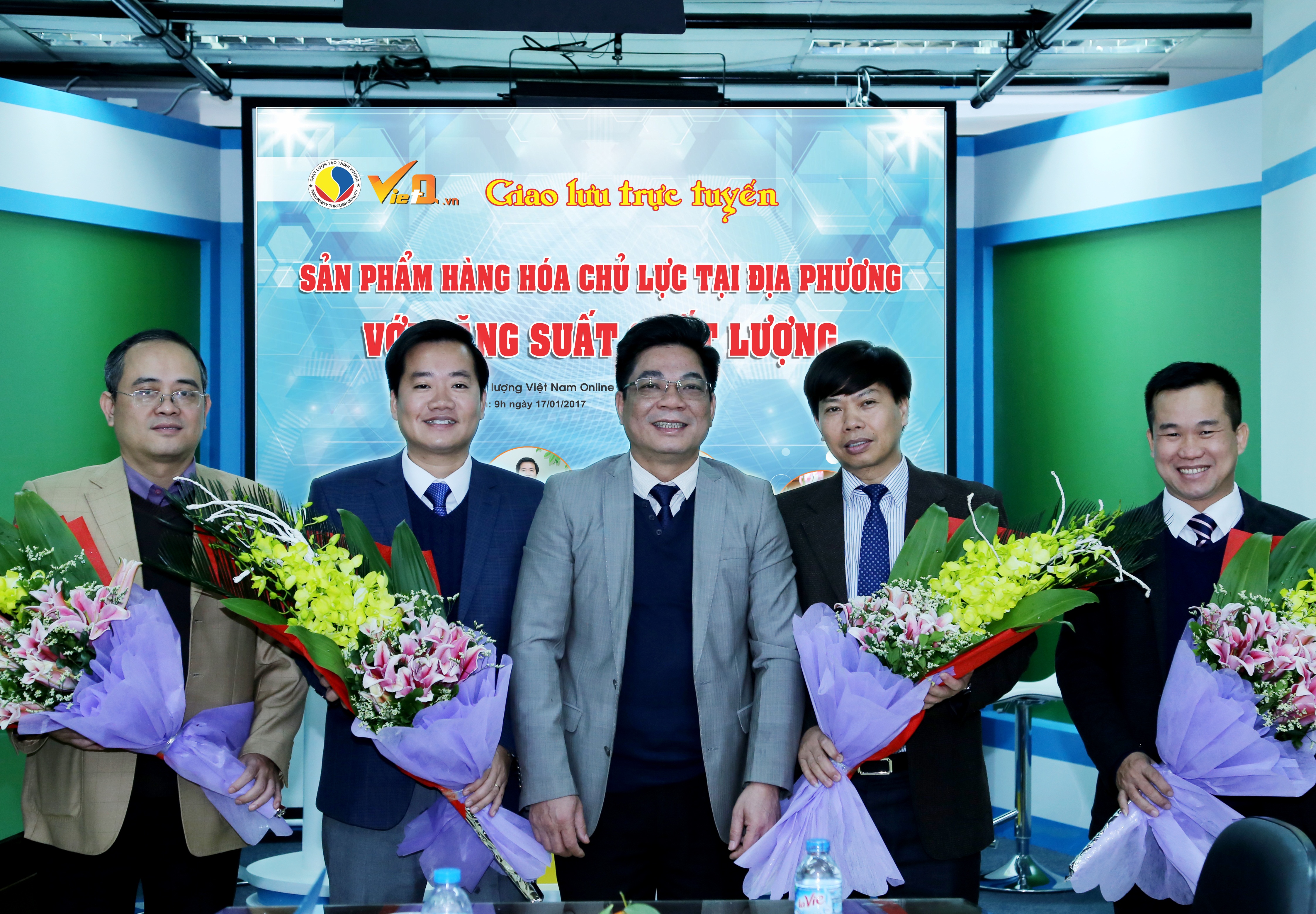 Ông Trần Văn Dư - Tổng biên tập Chất lượng Việt Nam online (VietQ.vn) tặng hoa cho các khách mời tham gia chương trình giao lưu trực tuyến.