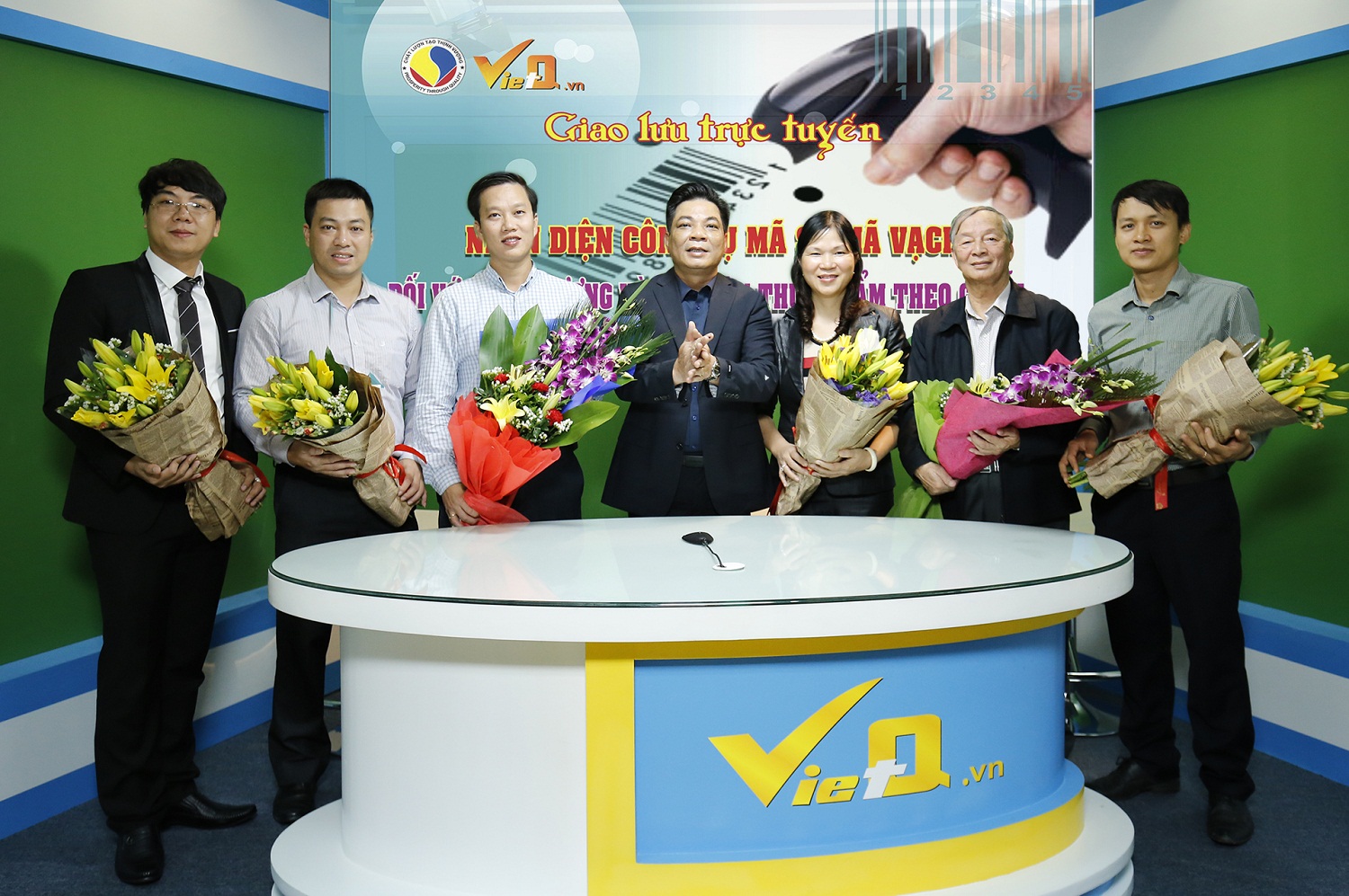 Tổng Biên tập Trần Văn Dư tặng hoa cho các khách mời tham gia Chương trình Giao lưu trực tuyến