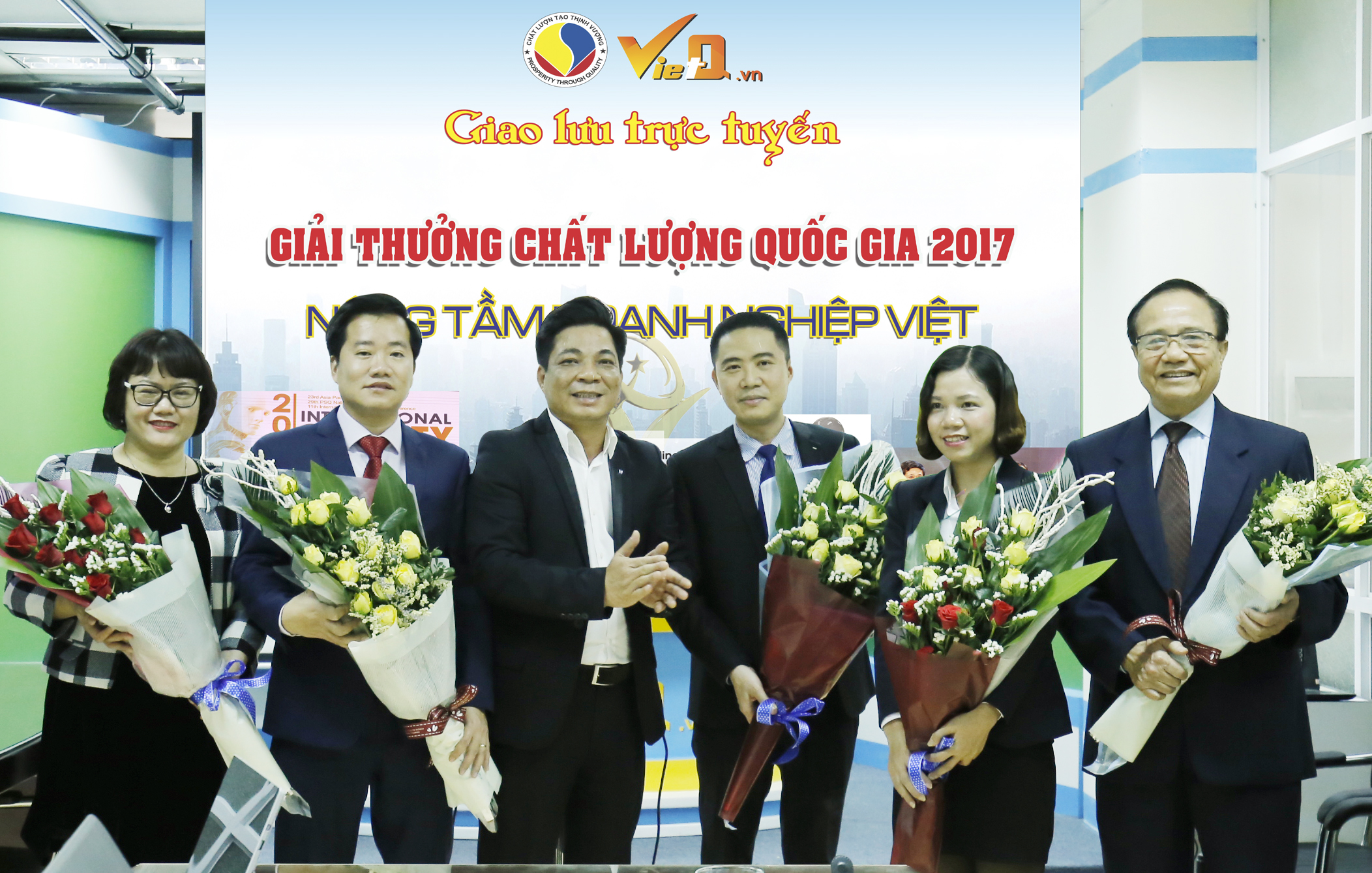 Tổng Biên tập Chất lượng Việt Nam online (VietQ.vn) Trần Văn Dư tặng hoa các khách mời tham gia chương trình giao lưu trực tuyến.