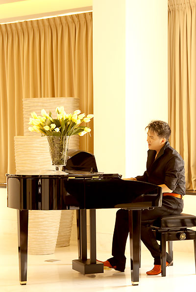 Góc thư giãn của Đàm Vĩnh Hưng bên đàn piano sau nhũng chuyến đi lưu diễn dài ngày