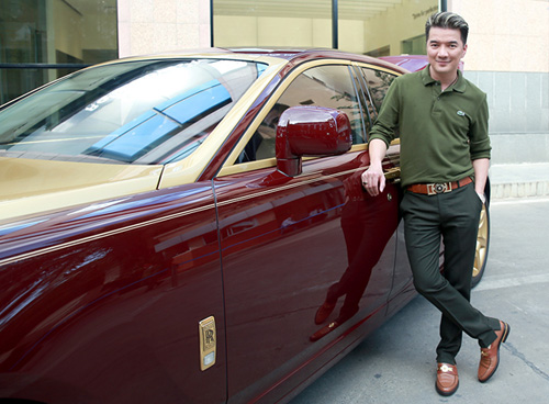 Mr. Đàm bên cạnh xế hộp Rolls Royce siêu sang màu đỏ đô trị giá 40 tỷ đồng