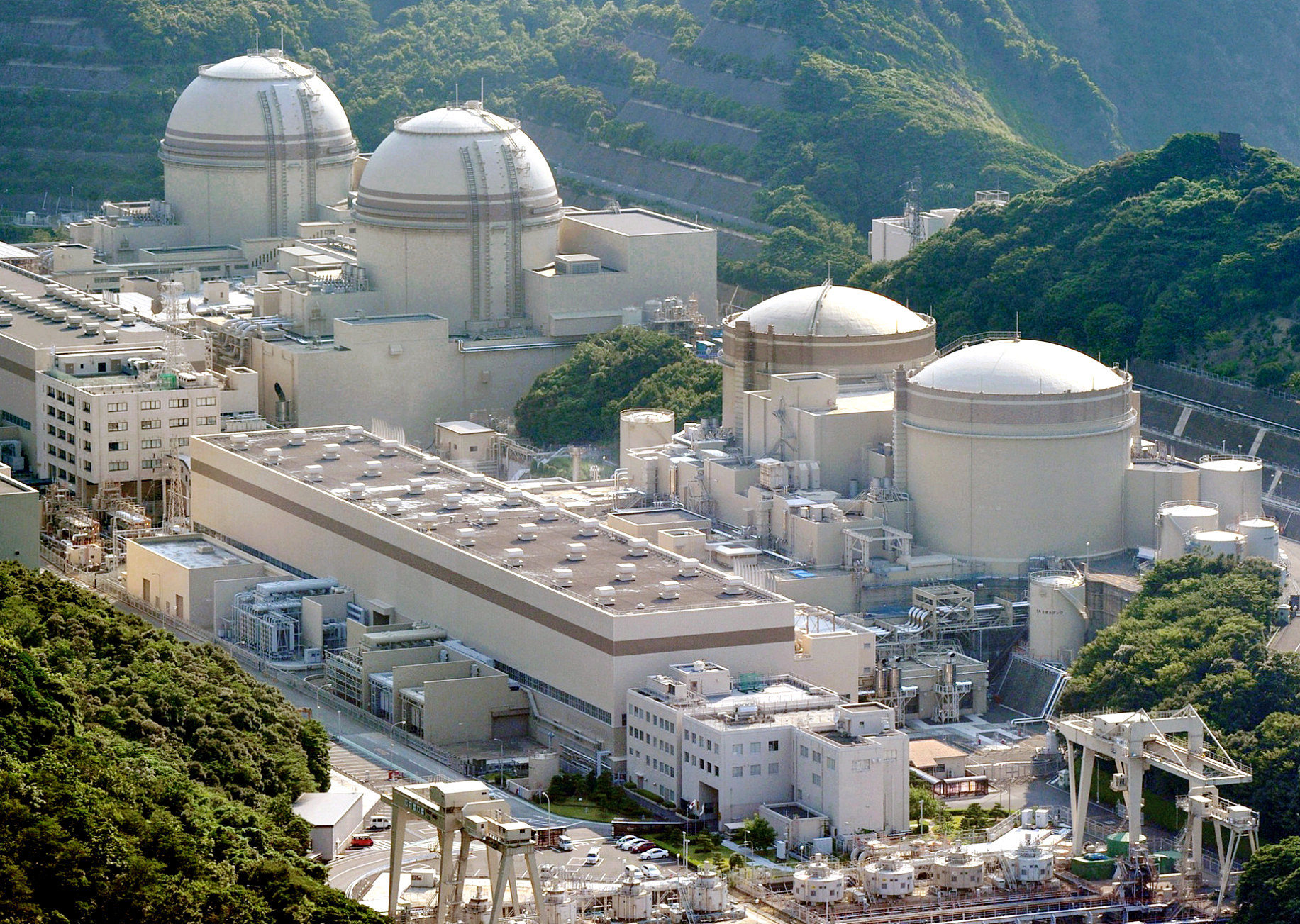 Nhà máy điện hạt nhân Oi: Nhà máy điện hạt nhân Oi, Nhật Bản, với tổng công suất 4710MW từ hai lò phản ứng công suất 1175MW và hai lò phản ứng công suất 1180MW.