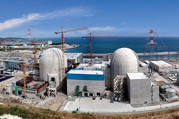 Nhà máy điện hạt nhân Hanbit: Nhà máy điện hạt nhân Hanbit, Hàn Quốc, sở hữu công suất 6164MW với 6 lò phản ứng hạt nhân bắt đầu hoạt động trong khoảng thời gian từ năm 1986-2002. 