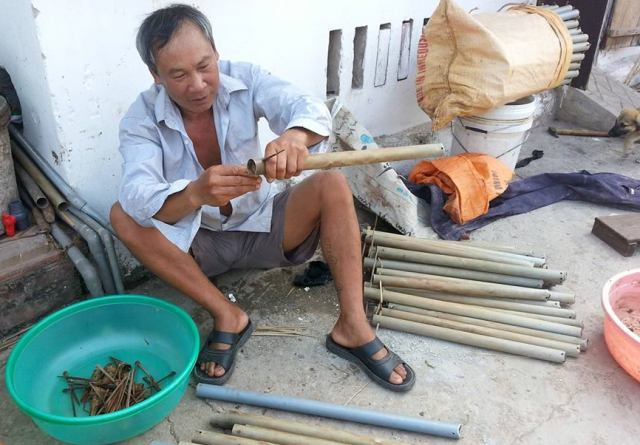 Nghề đặt ống lươn (còn gọi là đặt trúm) là nghề truyền thống mang lại thu nhập khá cho nhiều gia đình huyện Kim Sơn (Ninh Bình). Công việc này diễn ra quanh năm ở những vùng có nhiều đồng, ruộng nhưng mùa mưa lươn nhiều hơn và cũng có nhiều người làm nghề đặt ống lươn hơn. Ảnh Dân Trí