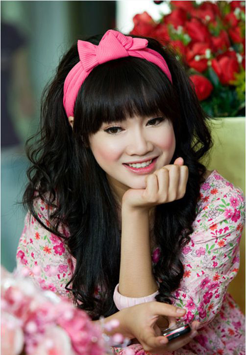 Trong giai đoạn 2010-2012, Nhã Phương bắt đầu chăm chút diện mạo hơn. Cô thay đổi kiểu tóc nữ tính, chuyển từ mái chéo sang mái bằng, trang điểm đậm hơn và trung thành với son hồng.