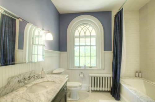 Cả 5 phòng tắm lớn nhỏ trong nhà đều lấy gam màu trắng làm chủ đạo, điểm nhấn ở màu sắc trên tường hoặc phụ kiện.