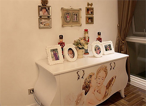 Hình ảnh của vợ chồng Trương Ngọc Ánh và bé Bảo Tiên được trưng bày khắp nhà tạo cảm giác một gia đình hạnh phúc, tình cảm.