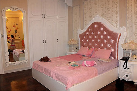 Phòng của bé Bảo Tiên, con gái vợ chồng Ngọc Ánh, có diện tích khoảng 80 m2, trang trí khung cảnh thần tiên, có tông màu chính là hồng