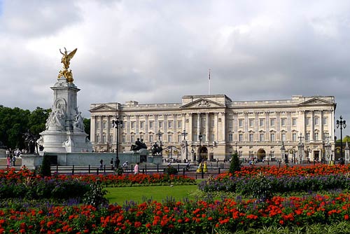  Cung điện Buckingham vẫn được coi là một ngôi nhà, bởi nó là nơi cư trú của nữ hoàng Anh. Nhưng hiển nhiên ngôi nhà này không phải để bán. Cung điện được định giá 1,5 tỷ USD vào năm 2012