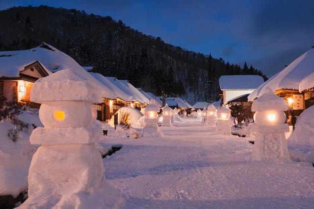 Khung cảnh thơ mộng cùa những căn nhà gỗ xinh xắn khi sáng đèn tại một vùng quê Nhật Bản 