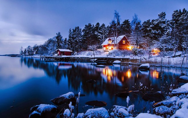 Những căn nhà gỗ khi sáng đèn đẹp tựa cảnh tượng trong những câu chuyện cổ tích ở Stokholm, Thụy Điển.