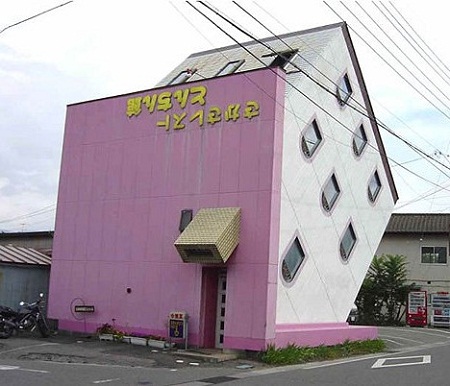 Ngôi nhà lộn ngược có màu sắc rất đáng yêu là một nhà hàng tại thành phố Matsumoto, Nhật Bản Ngôi nhà lộn ngược có màu sắc rất đáng yêu là một nhà hàng tại thành phố Matsumoto, Nhật Bản