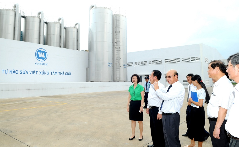 Ông Trịnh Quốc Dũng, Giám Đốc Điều Hành Vinamilk giới thiệu với đoàn Ủy ban Nhân dân tỉnh Lâm Đồng hệ thống bồn chứa sữa tươi tại Nhà máy sữa Việt Nam của Vinamilk
