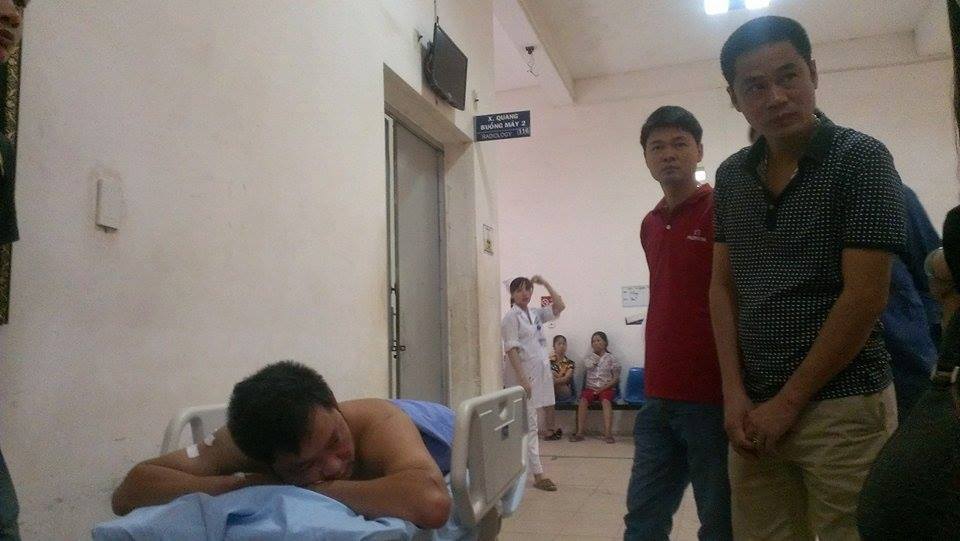 Nhà báo Nguyễn Ngọc Quang khi được đưa đến bệnh viện cấp cứu