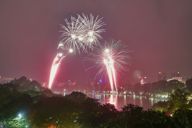Tối 2/9, Hà Nội có mưa, thời tiết mát mẻ, người dân kéo về quanh hồ Hoàn Kiếm chờ đón màn pháo hoa. 