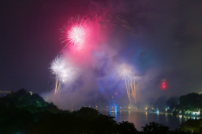 Đúng 21h, pháo hoa đồng loạt khai hỏa ở 5 điểm là hồ Hoàn Kiếm, công viên Thống Nhất, hồ Văn Quán, sân Vận động quốc gia Mỹ Đình và Hồ Tây, rực sáng trong vòng 15 phút.
