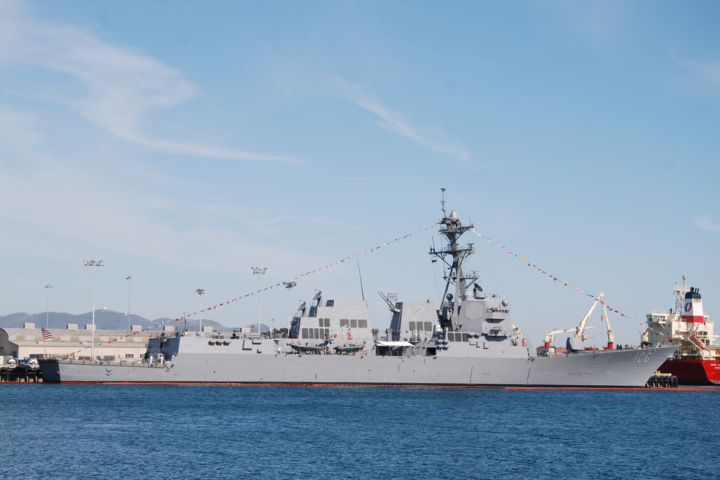 USS Stockdale có tổng chiều dài 160 m, trọng tải 9.200 tấn và được trang bị nhiều vũ khí, trong đó có hơn 90 tên lửa.