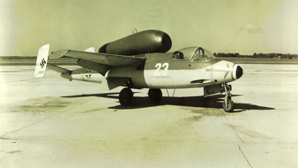 Heinkel He 162 Volksjäger được chế tạo chủ yếu từ gỗ do kim loại khan hiếm và được ưu tiên để chế tạo các loại máy bay khác. Tuy vậy, He 162 là máy bay nhanh nhất trong thế hệ máy bay đầu tiên của hai phe Phát xít và quân đồng minh.