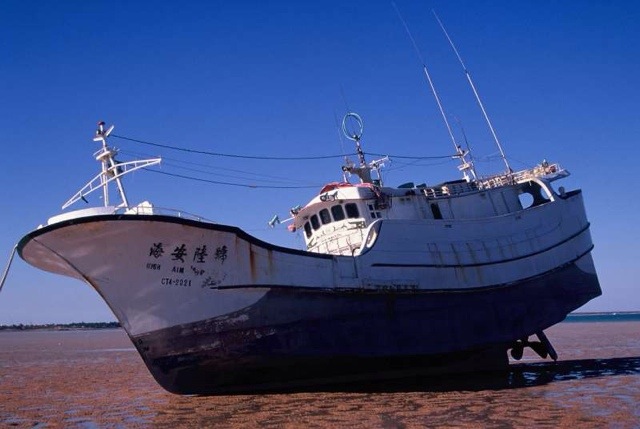 Con tàu ma High Aim 6 của Đài Loan đã được tìm thấy khi trôi dạt ở bờ biển Australia với hàng tấn hải sản bốc mùi hôi thối, nhiên liệu và các vật dụng cá nhân của thuyền viên còn đầy đủ. Trên tàu không có người, nhưng cũng không có dấu hiệu bị tấn công. Một cuộc tìm kiếm trên quy mô lớn đã diễn ra, nhưng không có bất cứ dấu vết nào của các thuyền viên được phát hiện. 