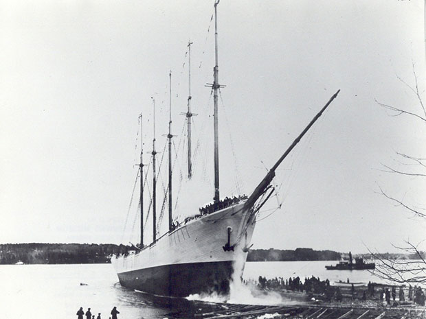 Không kém lạ lùng hơn trường hợp của Mary Celeste là con tàu ma Carroll A. Deering. Chiếc thuyền 5 cột buồm được công ty G.G.Deering đóng năm 1919. Năm 1921, người ta tìm thấy nó ở mũi Hatteras, bang North Carolina, Mỹ. Toàn bộ thủy thủ biến mất. 