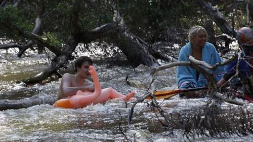 Cảnh sát Australia từng phải tiến hành cứu hộ khẩn cấp một cặp nam nữ thanh niên sử dụng búp bê tình dục thay phao bơi trên một con sông vào mùa lũ sau khi cô gái làm tuột ‘phao bơi’